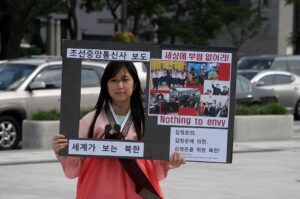 Stagiaire de PSCORE durant une campagne de sensibilisation aux droits de l'homme des Nord-Coréens.