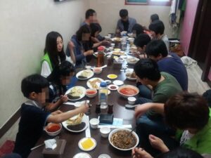 Equipe PSCORE partageant un repas au restaurant.