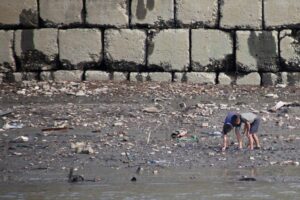 Children searching for food Roman Harak Flickr 3 Children searching for food - Roman Harak - Flickr PSCORE